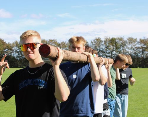 Drengene fra Sædding Efterskole bærer en stamme på armen som en styrkeprøve på deres drengetur