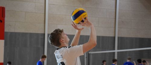 Efterskoledreng giver volleyballen et fingerslag til stævne med Sædding Efterskole