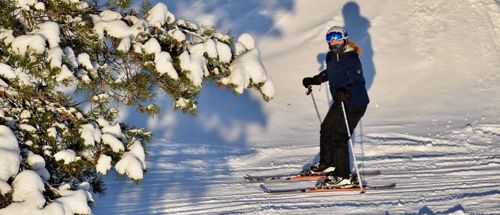 Efterskolepige på vej gennem sneen på ski.