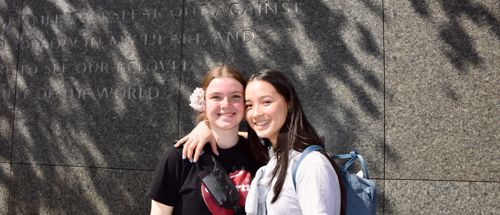 To piger fra Sædding Efterskole foran et monument i central park New York