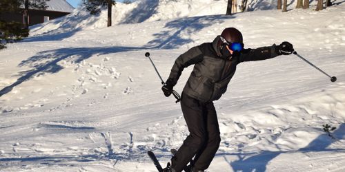 En efterskoledreng tager et hop på sine ski.