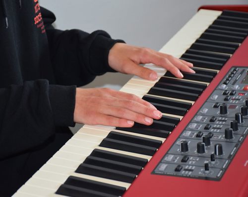 Efterskoleelev spiller på klaver på Sædding Efterskole