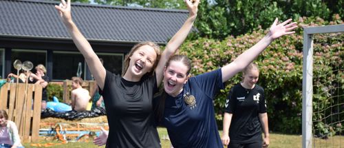 To efterskolepiger er i Sædding Efterskoles have en sommerdag, hvor de har været i vandkamp