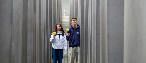 To fra Sædding Efterskole står midt inde mellem nogle store beton elementer i Holocaust Memorial, Berlin