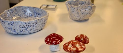 Flotte elevproducerede keramikting i værkstedet på Sædding Efterskole
