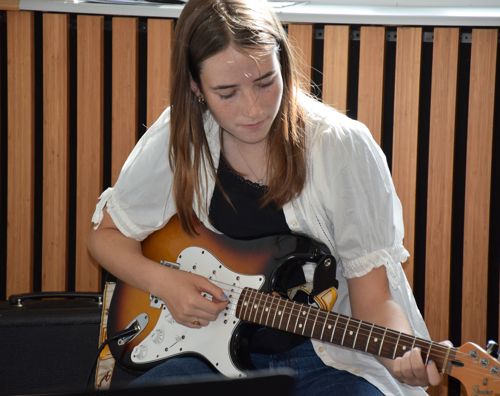 Efterskoleelev spiller på elektrisk guitar på Sædding Efterskole 
