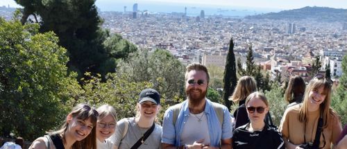 Elever og lærer fra Sædding Efterskole foran udsigtspost i Barcelona