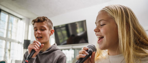 To efterskoleelever synger i musiklokalet på Sædding Efterskole