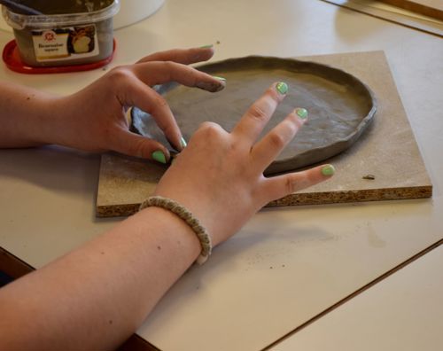 Efterskoleelev arbejder med ler og keramik på Sædding Efterskole