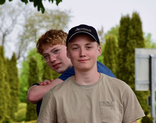 To elever fra Sædding Efterskole holder et hvil på pilgrimsturen