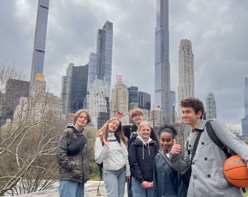 En flok elever fra Sædding Efterskole står i Central Park i New York