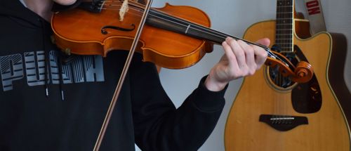 Efterskoleelev spiller på violin på Sædding Efterskole