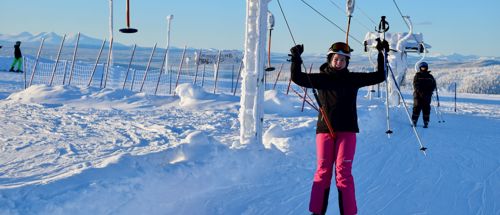 Efterskoleelev fra Sædding efterskole i stolelift på skitur