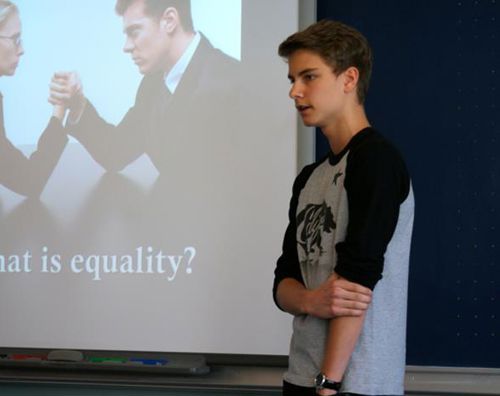 Efterskoledreng laver en fremlæggelse i Cambridge engelsk på Sædding Efterskole, som omhandler equality. 