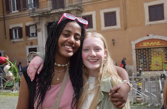 Udlandstur med efterskolen. Her ses to piger fra sidste års stortur med armene om hinanden i ROM, Italien. 