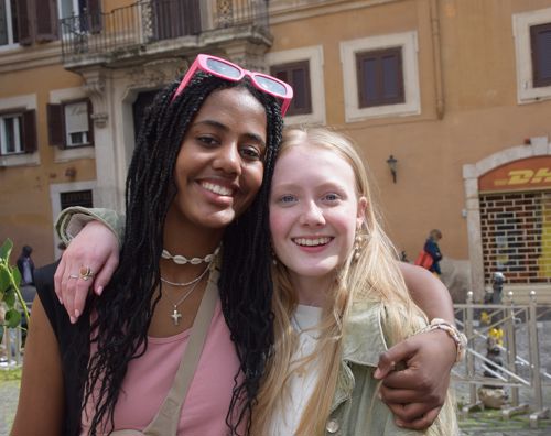 Udlandstur med efterskolen. Her ses to piger fra sidste års stortur med armene om hinanden i ROM, Italien.