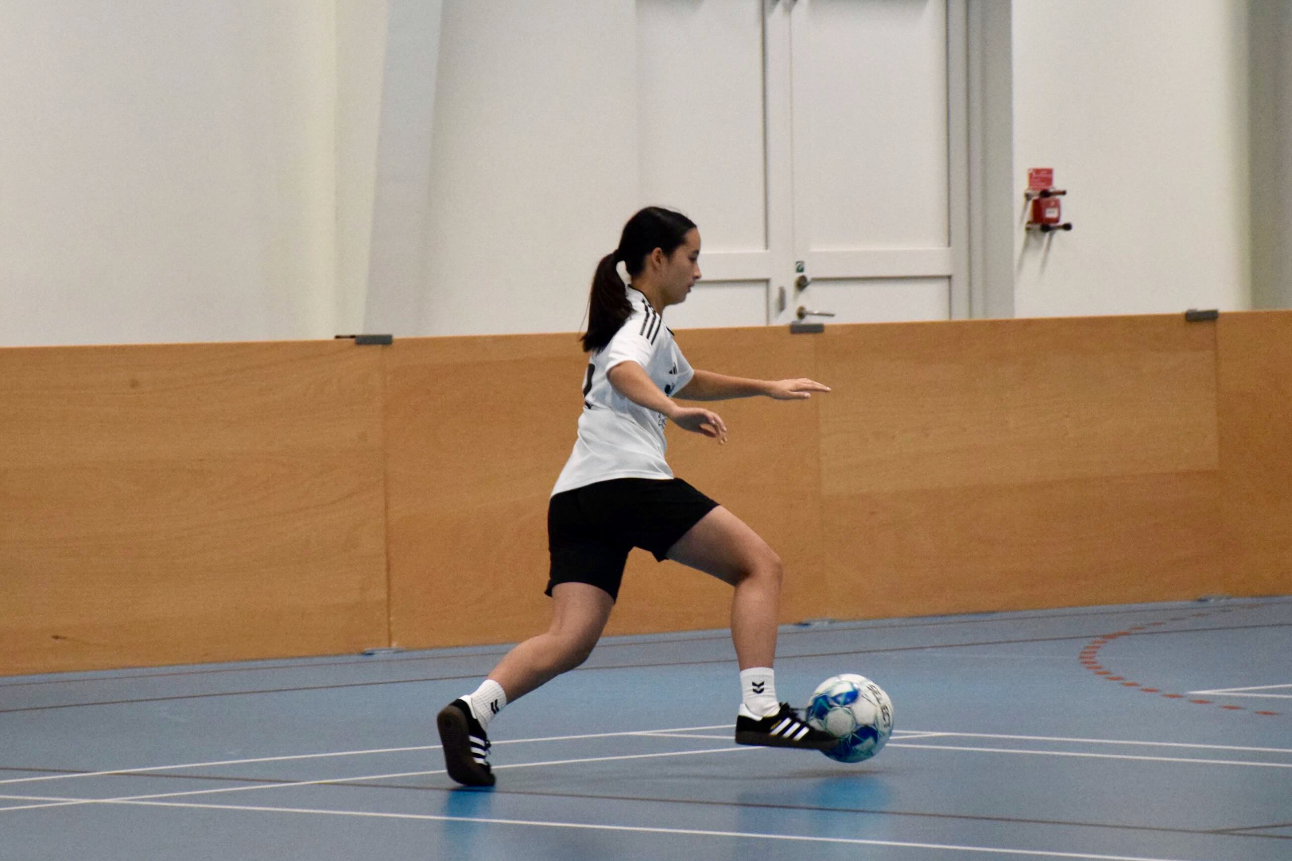 Sportsstævne Sædding Efterskole | Pige fra Sædding Efterskole spiller indendørsfodbold 