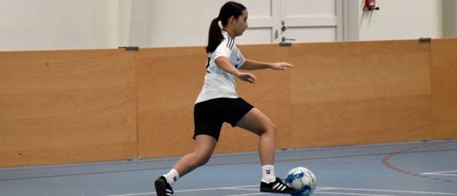 Pige fra Sædding Efterskole spiller indendørsfodbold 