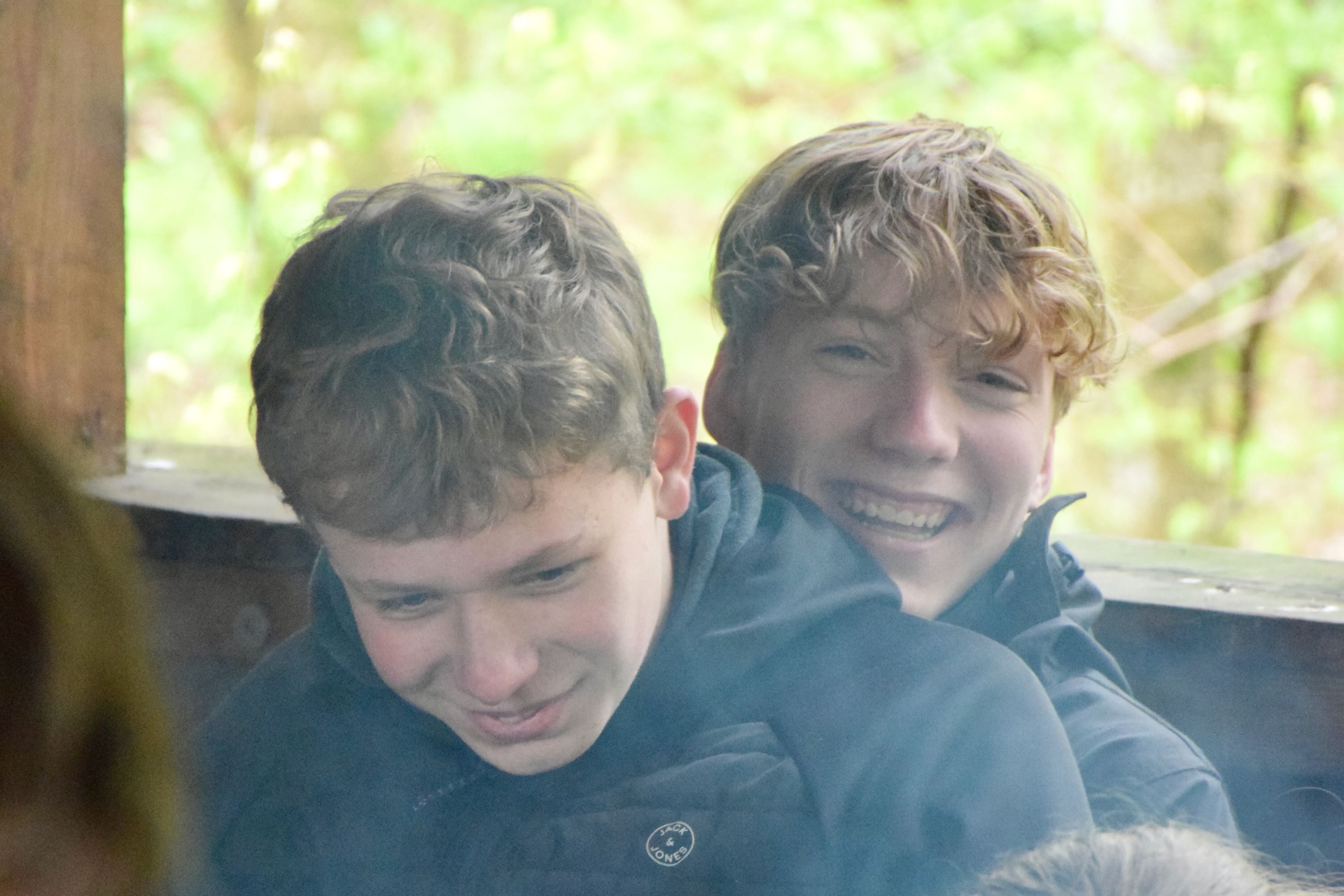 Hærvejstur Sædding Efterskole | To drenge fra Sædding Efterskole sidder smilende om aftenen på vores hærvejstur