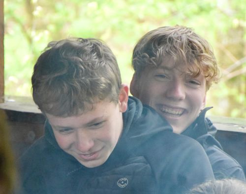 Hærvejstur Sædding Efterskole | To drenge fra Sædding Efterskole sidder smilende om aftenen på vores hærvejstur