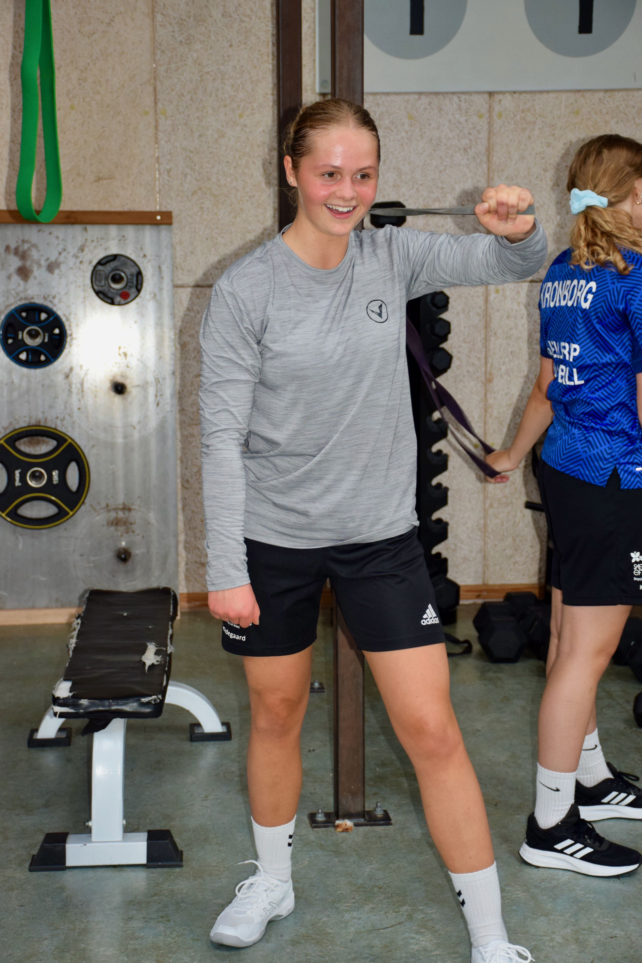 Crossfit på Sædding Efterskole | Efterskoleelev er i gang med crossfit 