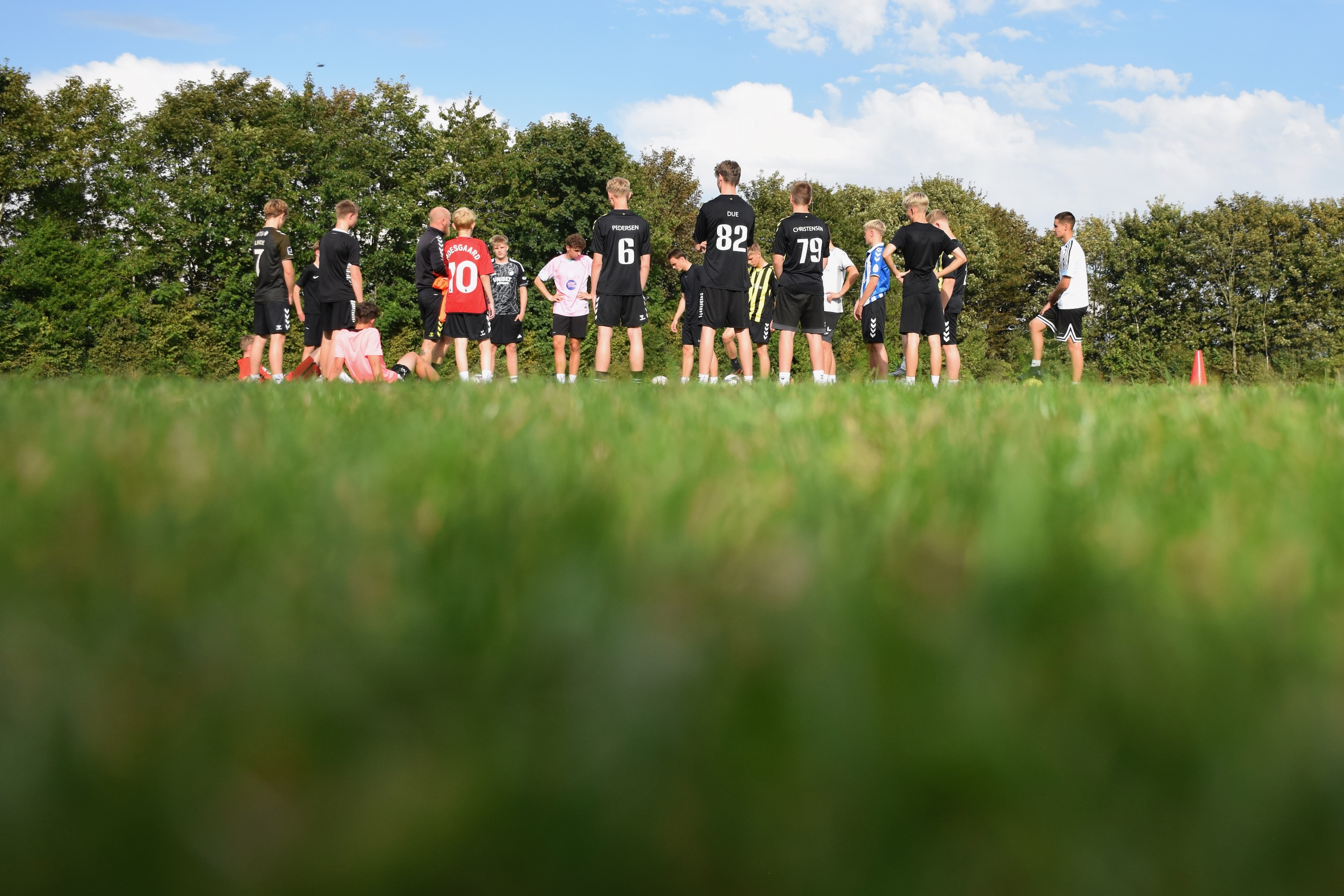 Fodbold Sædding Efterskole | En flok drenge står på fodboldbanen klar til træning