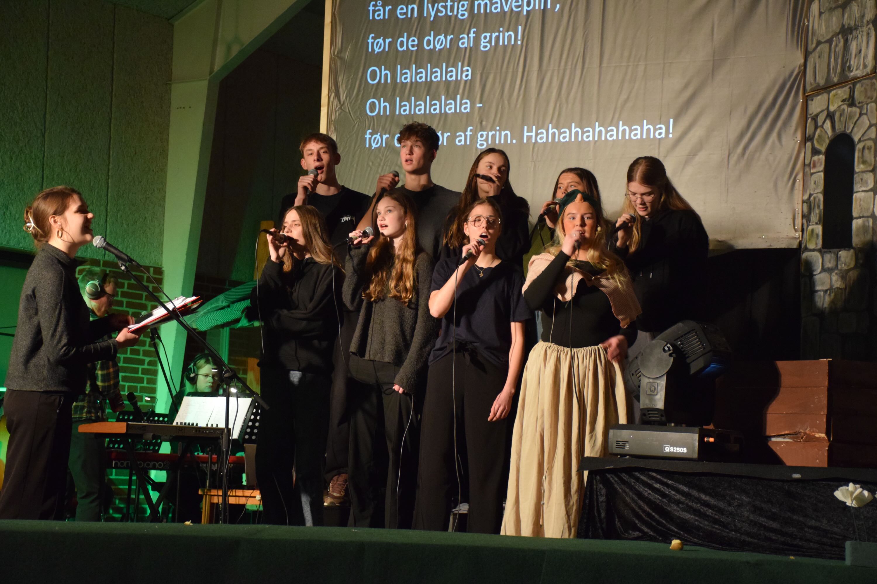 Musical Sædding Efterskole | Efterskolekor synger til en af sangene i musicalen på Sædding Efterskole