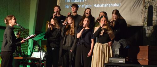 Efterskolekor synger til en af sangene i musicalen på Sædding Efterskole