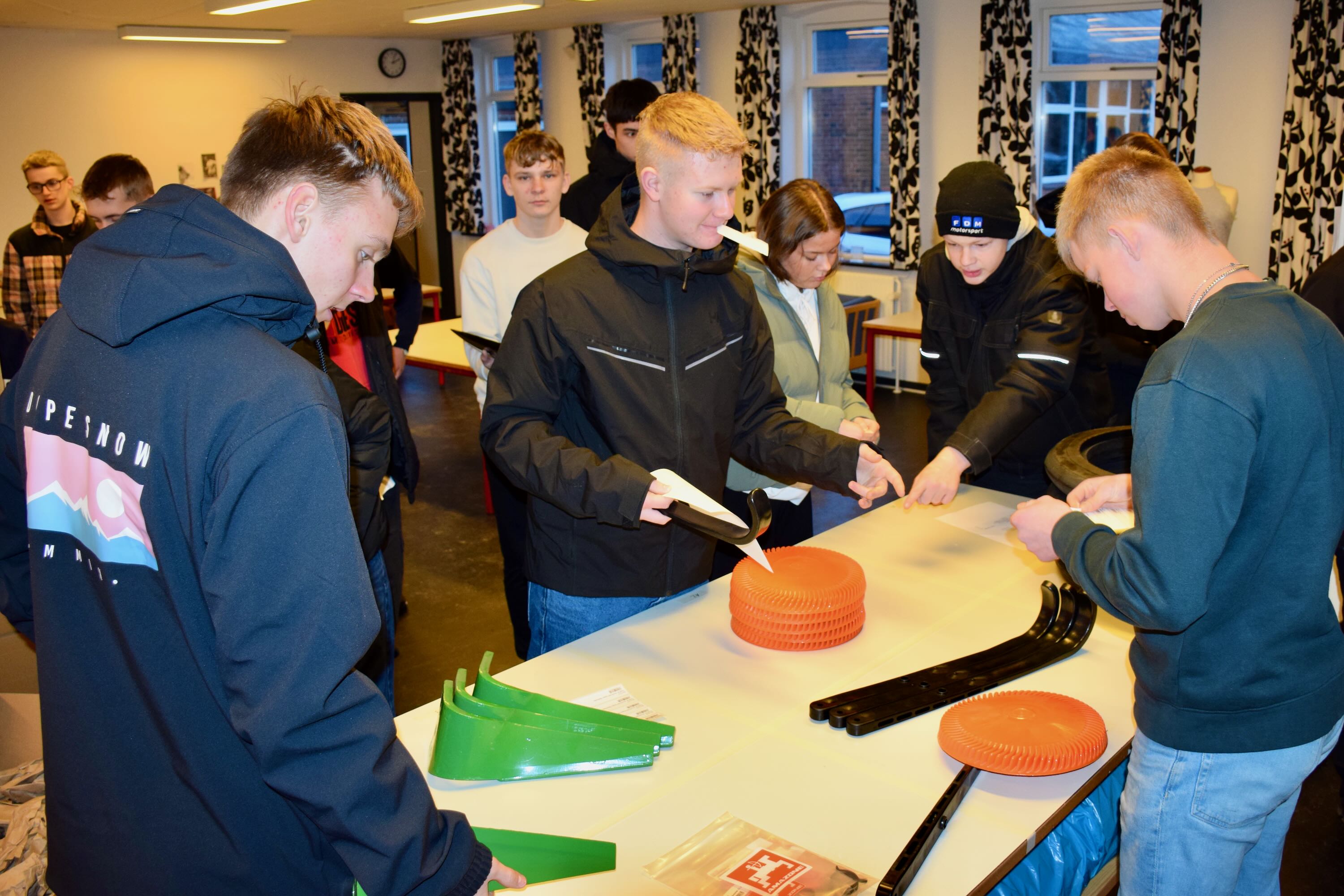 10. Erhverv Sædding Efterskole | Elever fra 10. enhverv er ved at pakke nogle ting ligesom på et lager. 