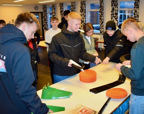 10. Erhverv Sædding Efterskole | Elever fra 10. enhverv er ved at pakke nogle ting ligesom på et lager.