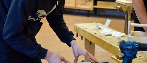 Håndværk og byggeri Sædding Efterskole | Efterskoleelev arbejder i sløjd