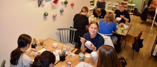 Pigerne fra Sædding Efterskole maler keramik på pigetur