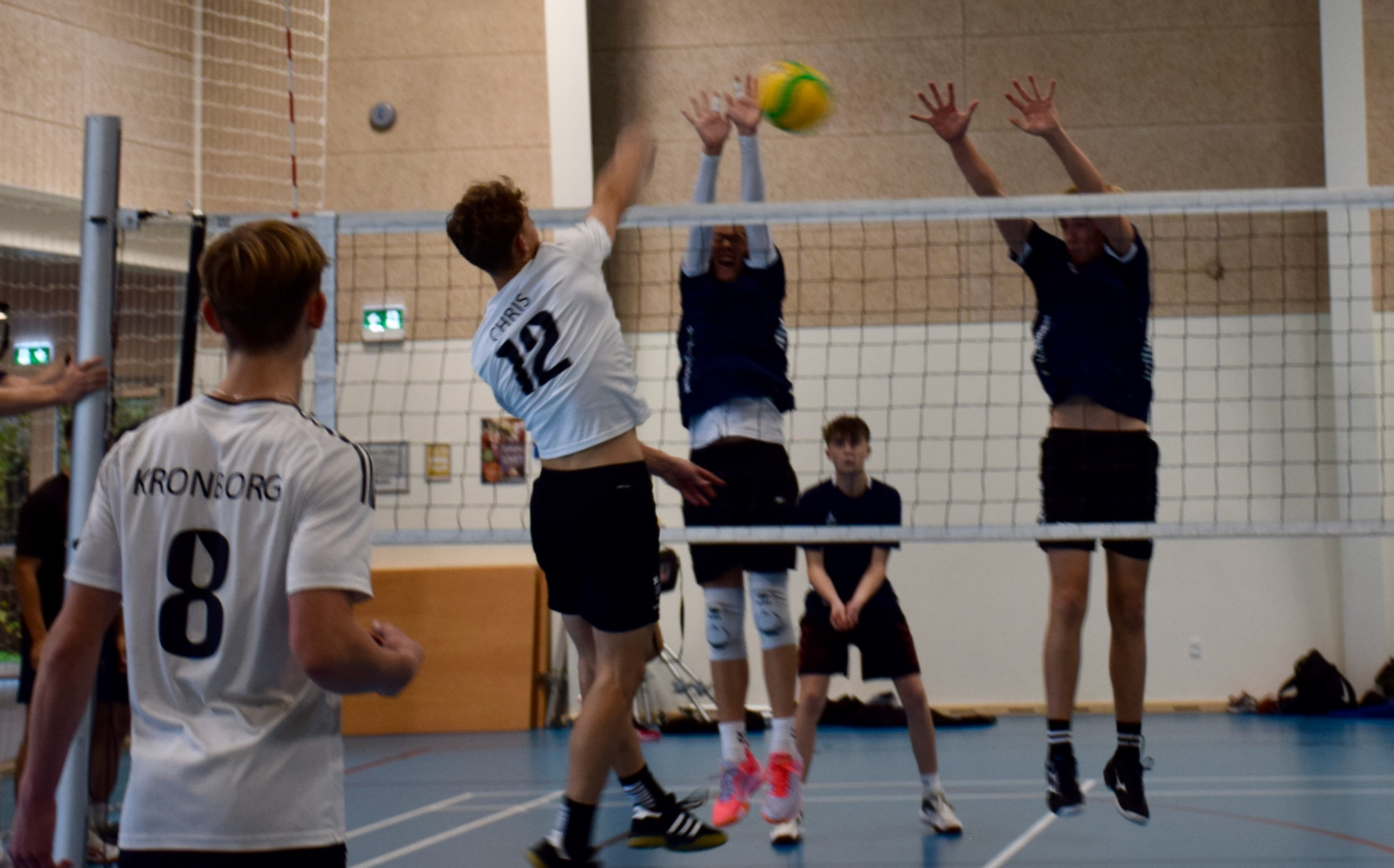 Volley Sædding Efterskole | Drengehold spiller kamp i volleyball