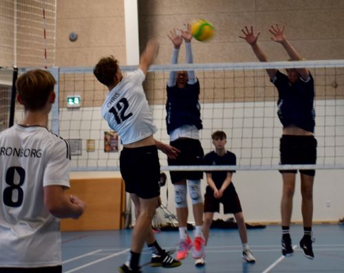 Volley Sædding Efterskole | Drengehold spiller kamp i volleyball