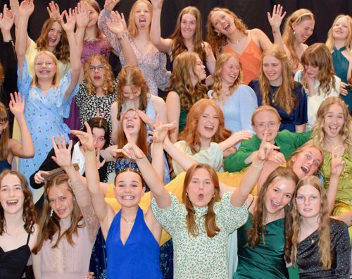 Galla Sædding Efterskole | Alle pigerne fra Sædding efterskole i Gallatøj med fjollet udtryk