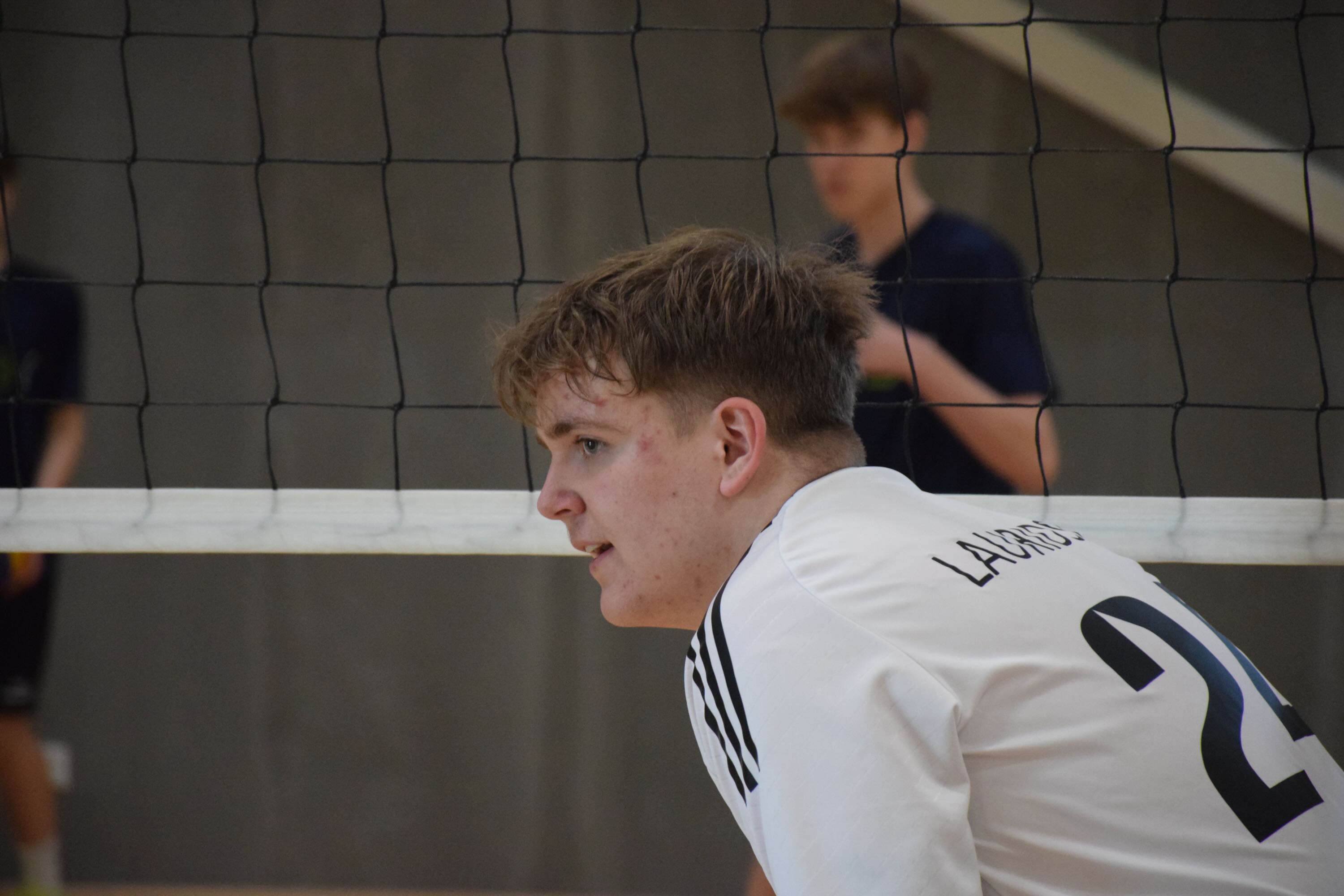 Volley Sædding Efterskole | En dreng står tæt ved nettet i en volleykamp
