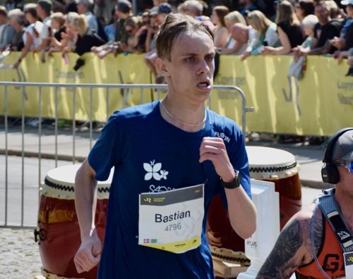 Elev fra Sædding Efterskole løber i gaderne i København til Copenhagen marathon