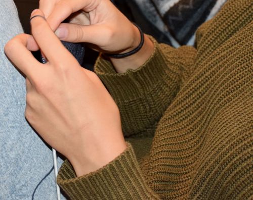 Strik Sædding Efterskole | Elever i valgfaget strikning på Sædding Efterskole