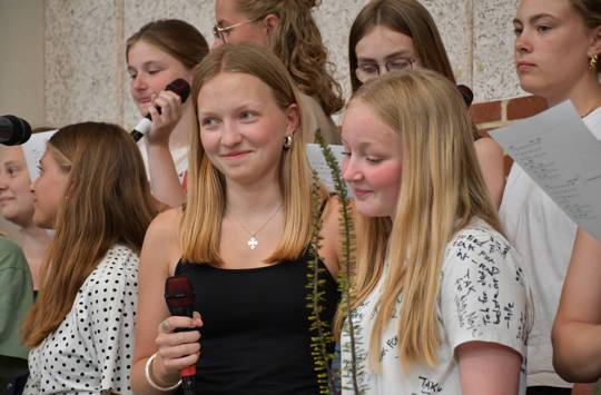 Afslutning på Sædding Efterskole | Et pigekor står klar til at synge sidste skoledag.