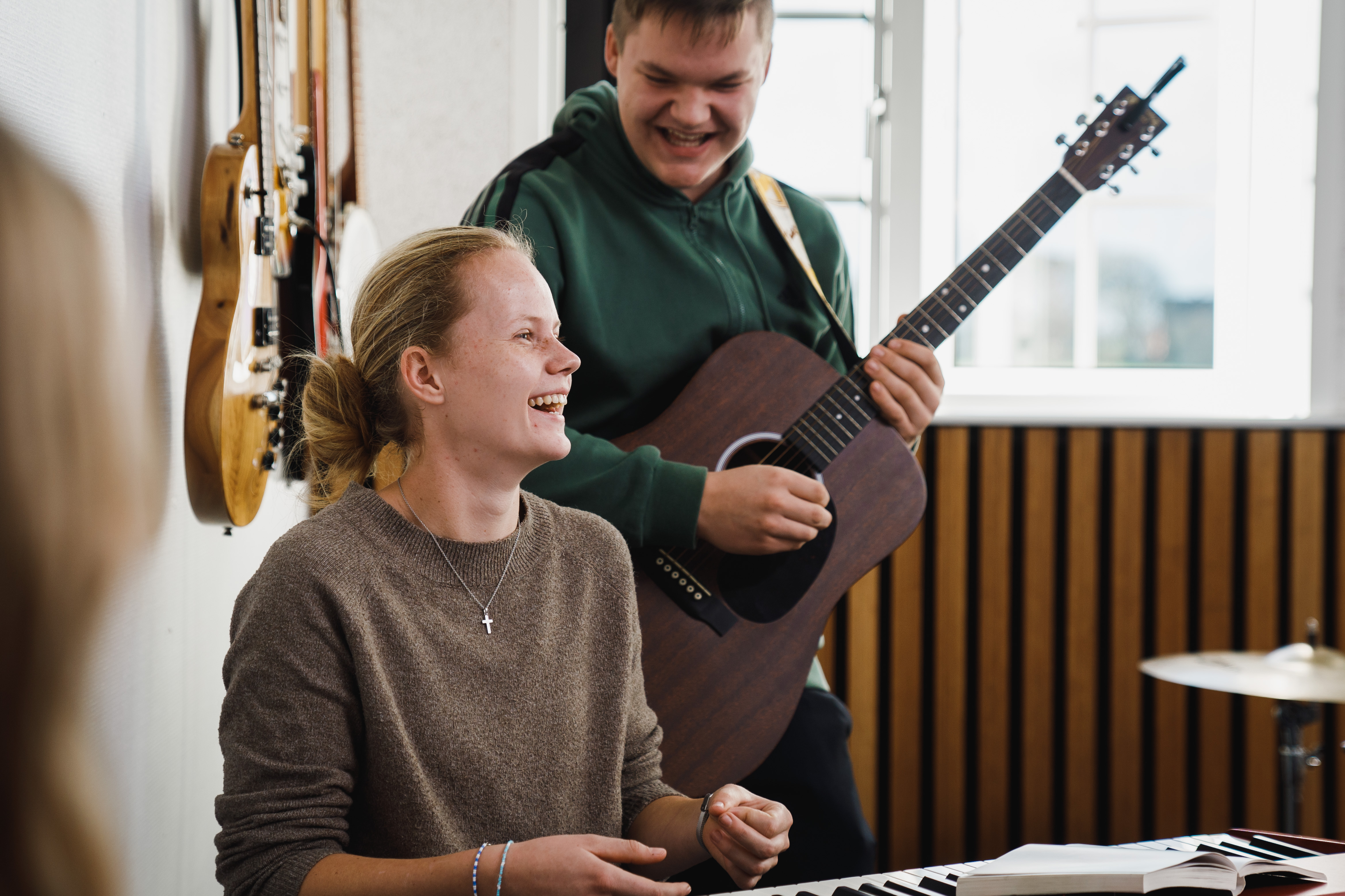 Musik Sædding Efterskole | Efterskoleelever griner sammen til band på Sædding Efterskole