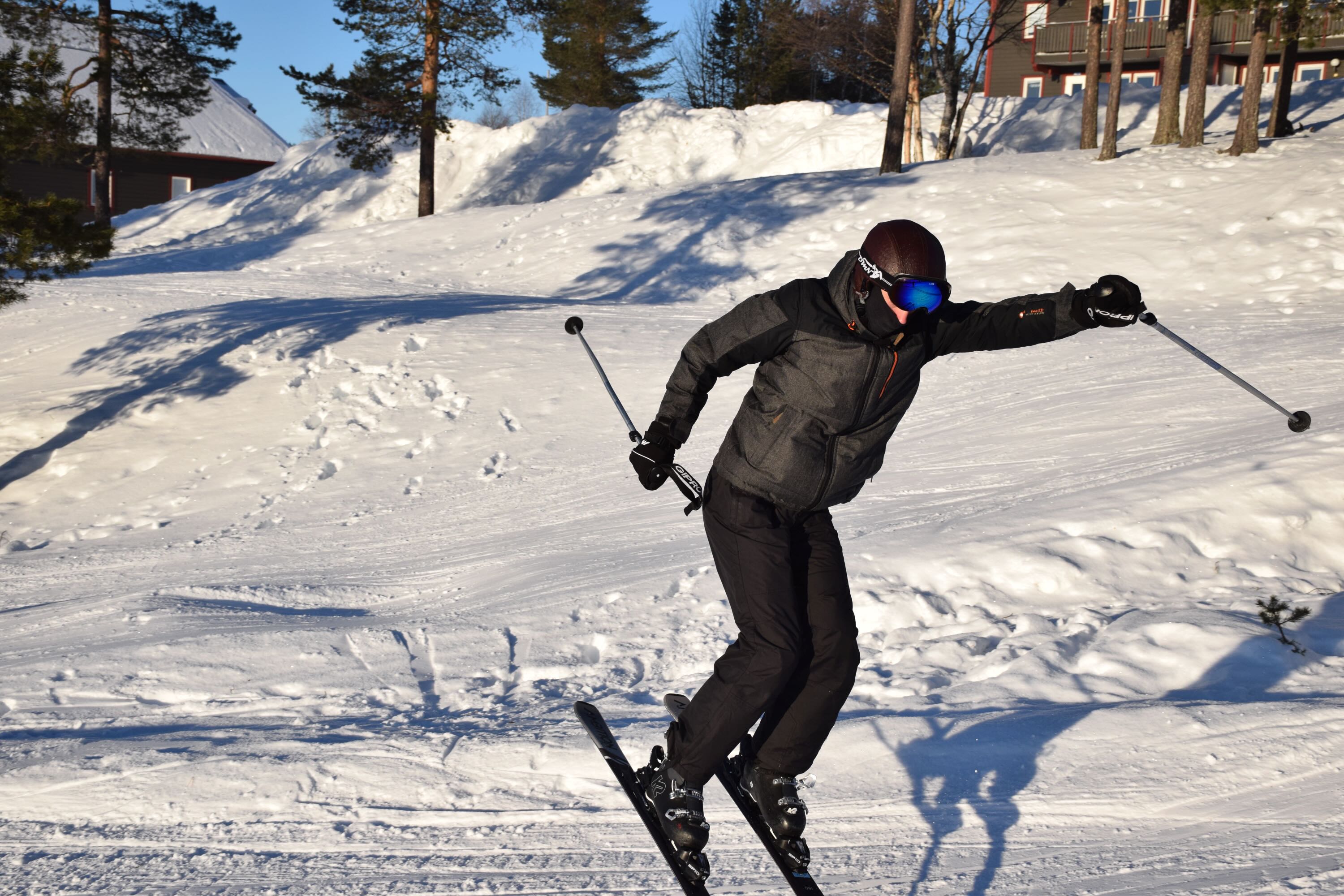 Ski Sædding Efterskole | En efterskoledreng tager et hop på sine ski.
