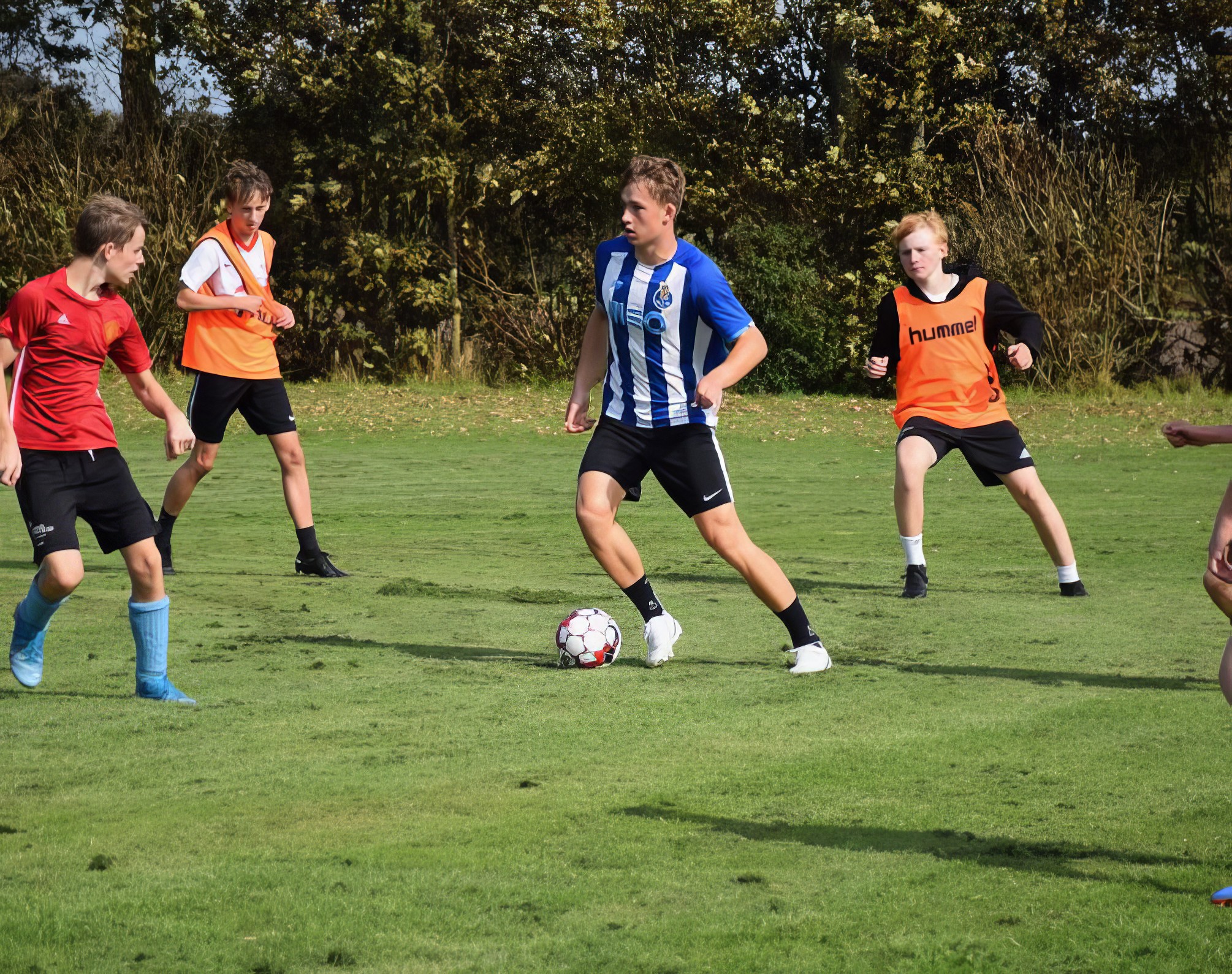 Fodbold Sædding Efterskole | Efterskoleelev dribler i en fodboldkamp på Sædding Efterskole