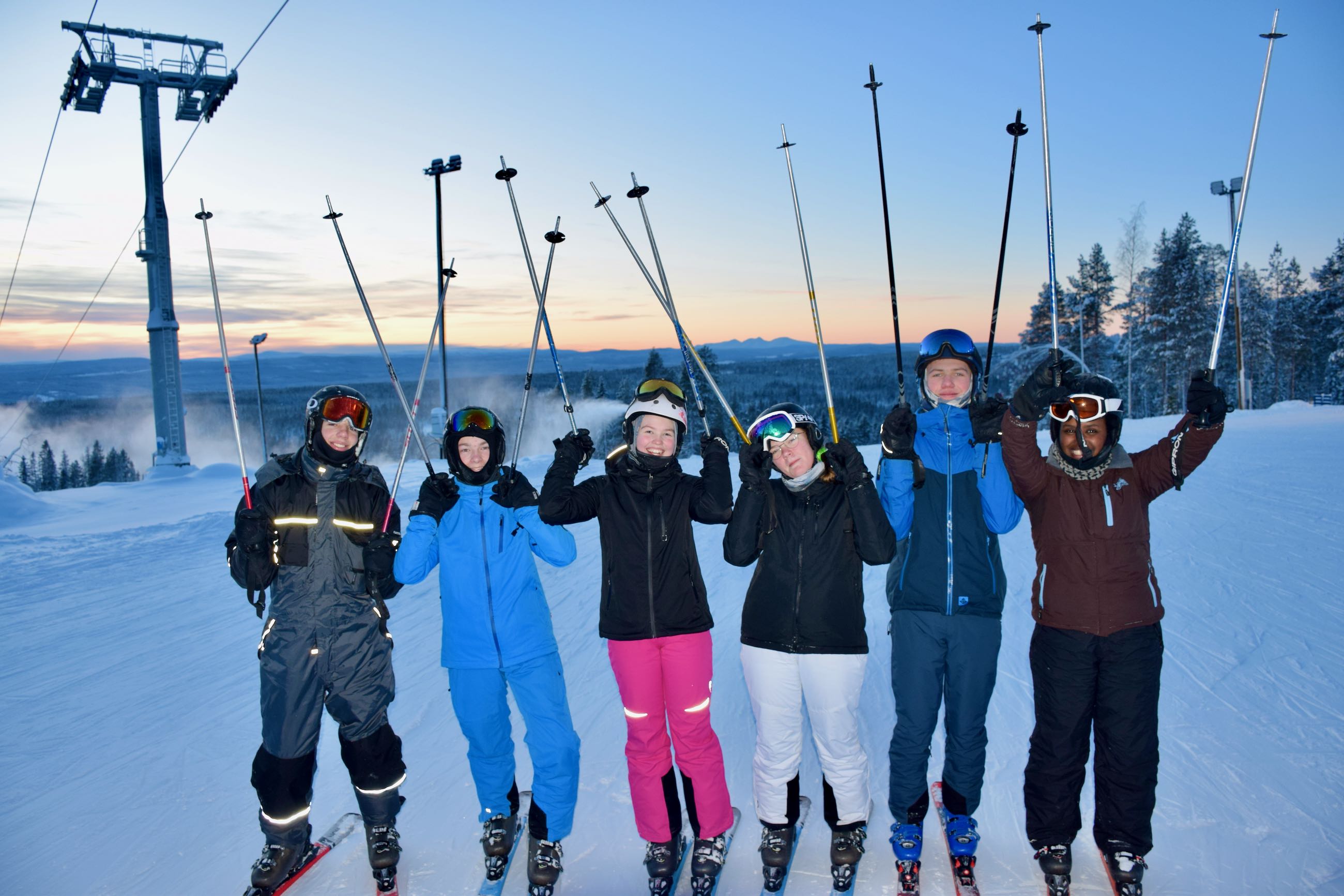 Skitur Sædding Efterskole | 6 elever fra Sædding Efterskole på skitur. Alle har stavenen løftet over hovedet. 