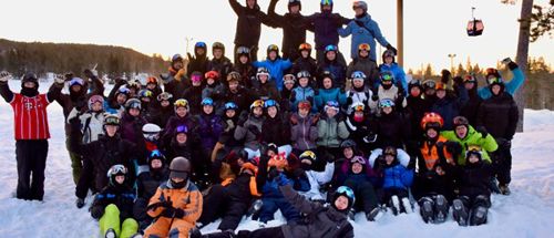 Alle elever fra Sædding Efterskole i sneen på Skitur.