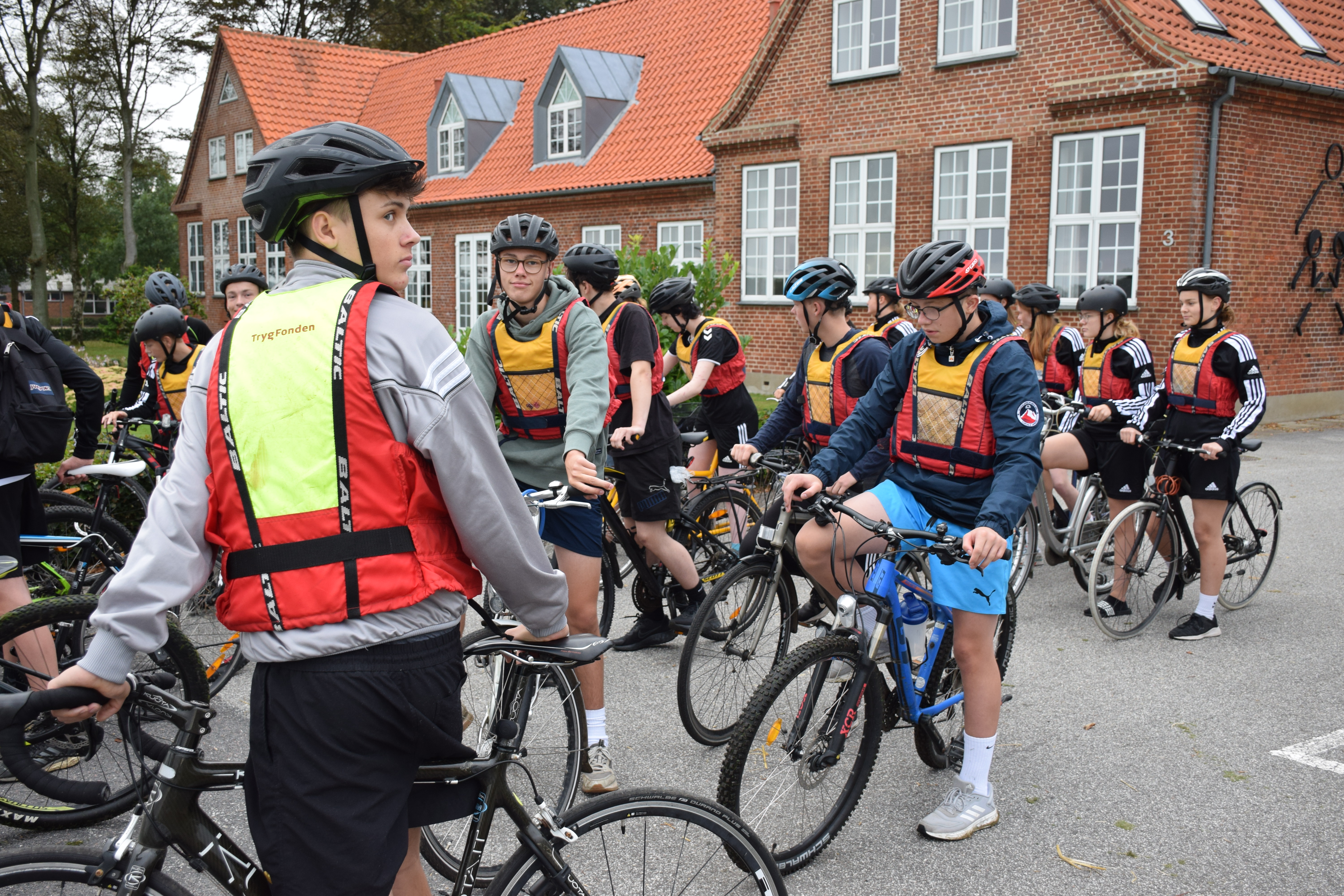 Eleverne er klar til at cykle på opstartstur. Men der er også andre transportmuligheder til Sædding Efterskole 