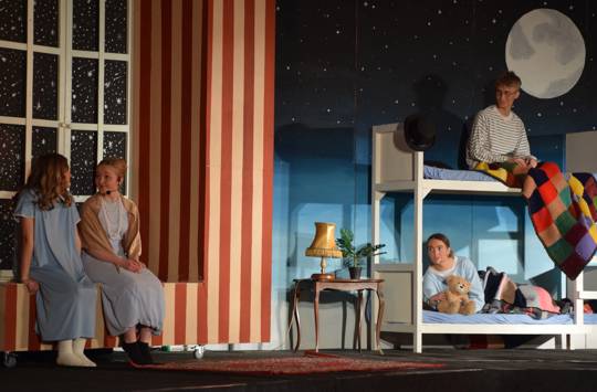 Billede af Sædding Efterskoles musical Peter Pan 2026. Børnene sidder i børneværelset med deres mor mrs. Darling. 
