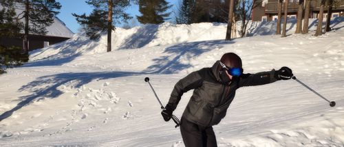 En elev fra Sædding Efterskole laver et flot tricks på ski.