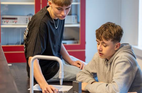 2 drenge fra Sædding Efterskole sidder og kigger på et forsøg på VGT til brobygning 