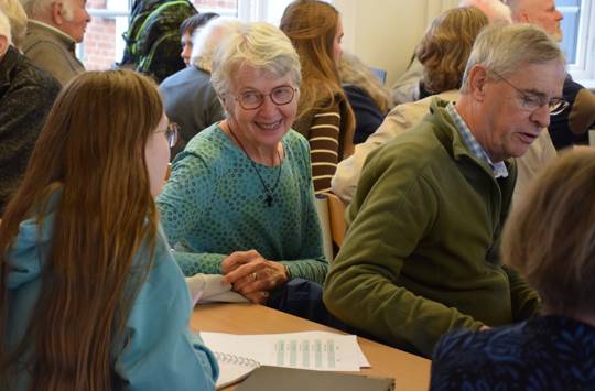 En elev på Sædding Efterskole sidder til undervisning med sine bedsteforældre på generationsdag på Sædding Efterskole 