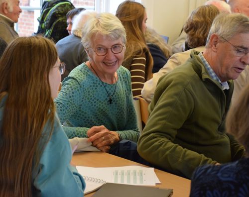 En elev på Sædding Efterskole sidder til undervisning med sine bedsteforældre på generationsdag på Sædding Efterskole